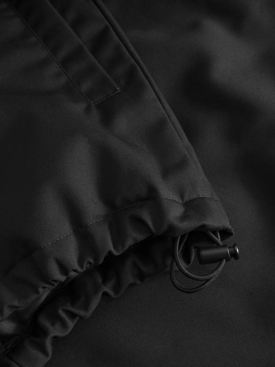 Yksityiskohtakuva mustan Pyry talvitakin helman kiristysnauhasta. 