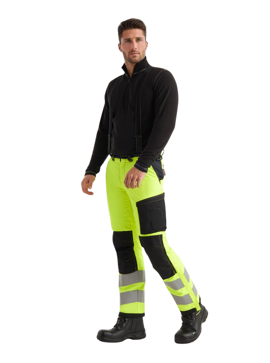 Kuvassa miesmallilla Image Wearin musta välipaita sekä keltaiset varoitustalvihousut ja Sievin Solid CT-turvamaiharit. 