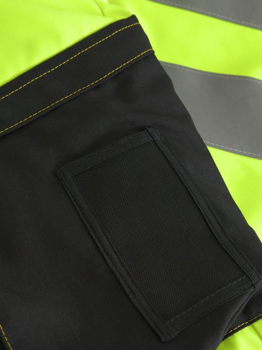 Yksityiskohtakuva näkyvien keltaisten talvihousujen ID-korttikotelosta. 