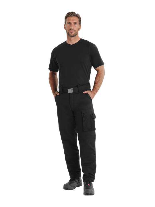 Mustat Pyry talvihousut ja t-paita mallin päällä kuvattuna. Vetoketjullinen reisitasku vasemmalla puolella sekä sivutaskut. 