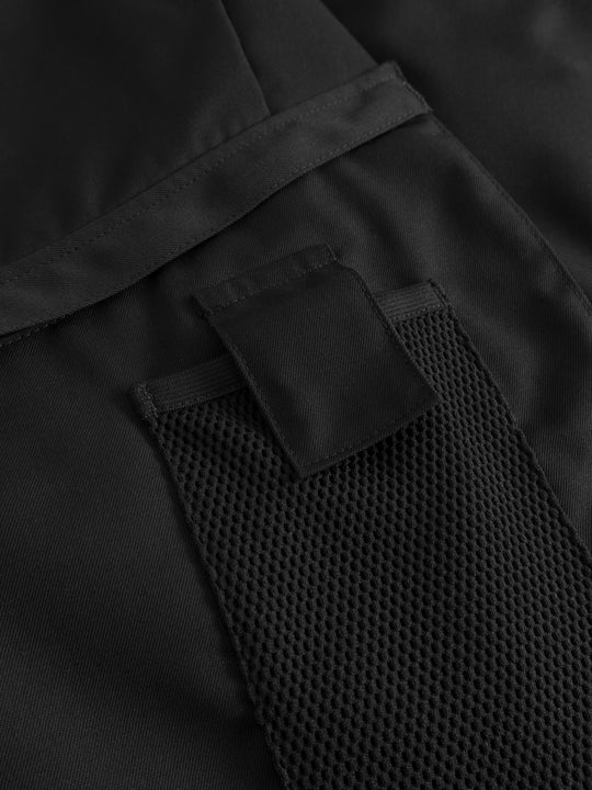 Yksityiskohtakuva mustien Pyry talvihousujen verkollisesta taskusta reisitaskun päällä. 