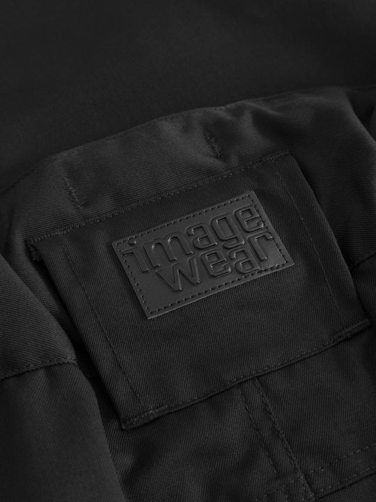 Yksityiskohtakuva mustien Pyry talvihousujen Image Wear tuotemerkistä. 