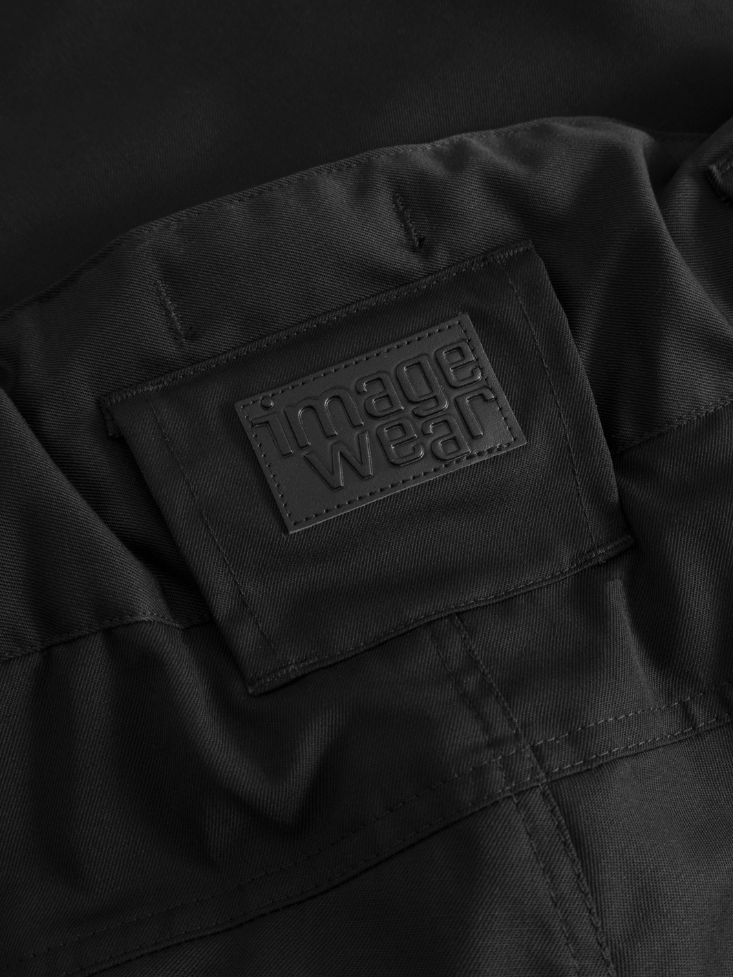 Yksityiskohtakuva mustien naisten Pyry talvihousujen takavyötäröltä ja Image Wearin tuotemerkistä.