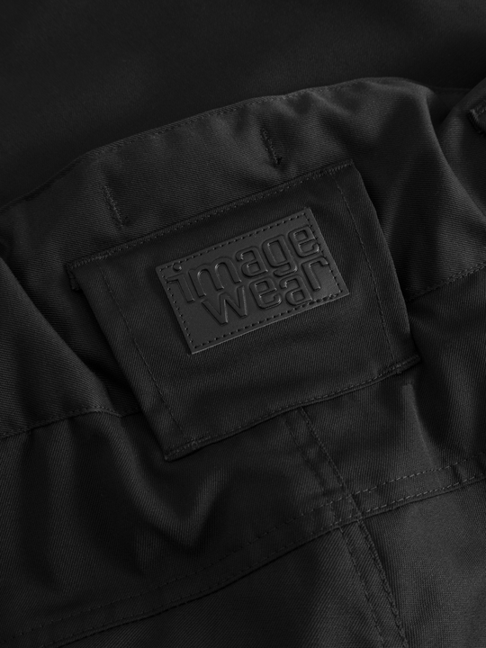 Yksityiskohtakuva mustien naisten Pyry talvihousujen takavyötäröltä ja Image Wearin tuotemerkistä.