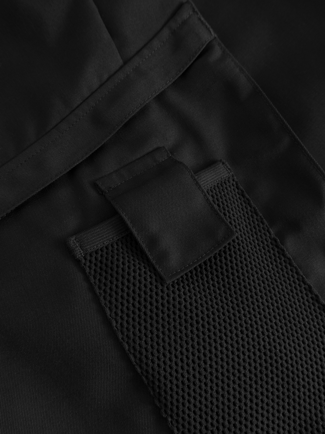 Yksityiskohtakuva mustien naisten Pyry talvihousujen puhelintaskusta reisitaskun päällä. 