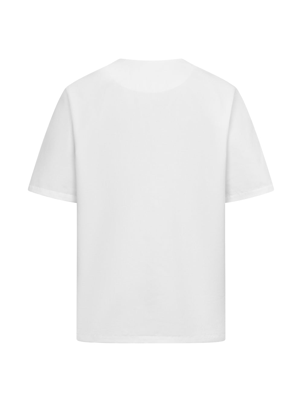 Valkoinen lyhythihainen toimipaikkapusero takaapäin kuvattuna. 