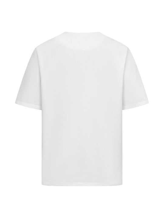 Valkoinen lyhythihainen toimipaikkapusero takaapäin kuvattuna. 