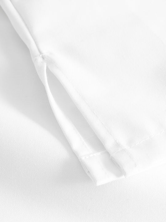 Yksityiskohtakuva valkoisen toimipaikkapuseron sivuhalkiosta. 