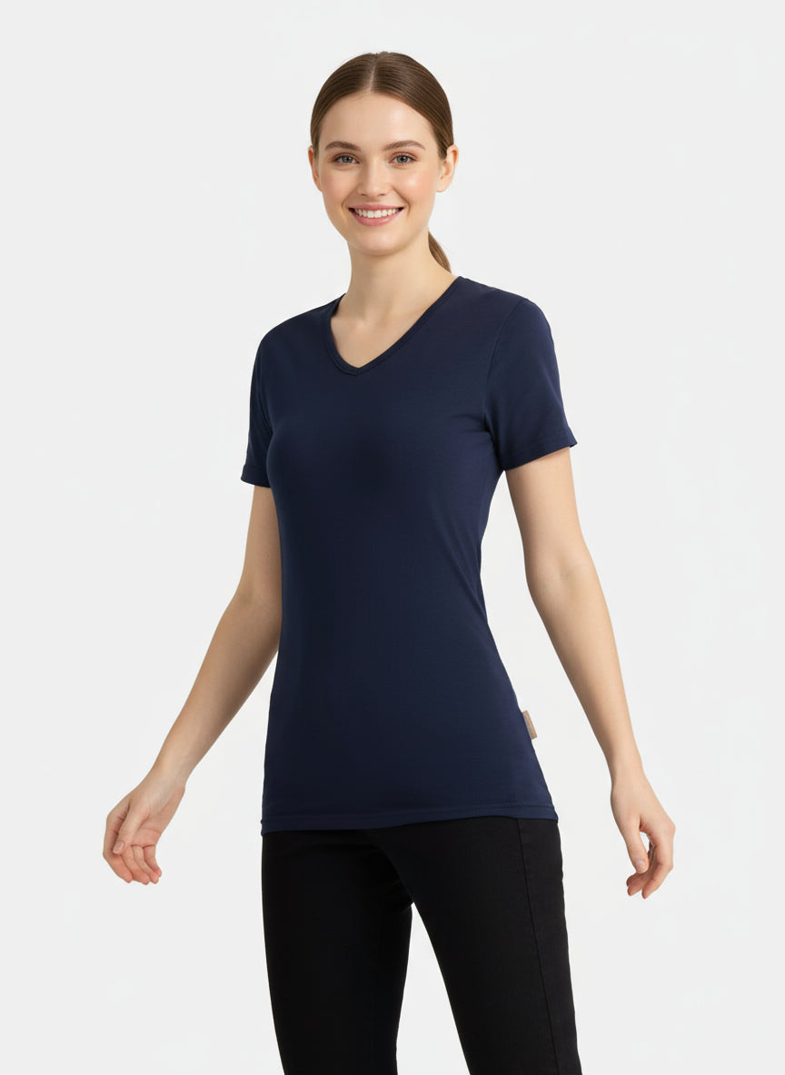 Kuvassa naismallilla Image Wearin tummansininen t-paita v-pääntiellä sekä mustat työfarkut. 