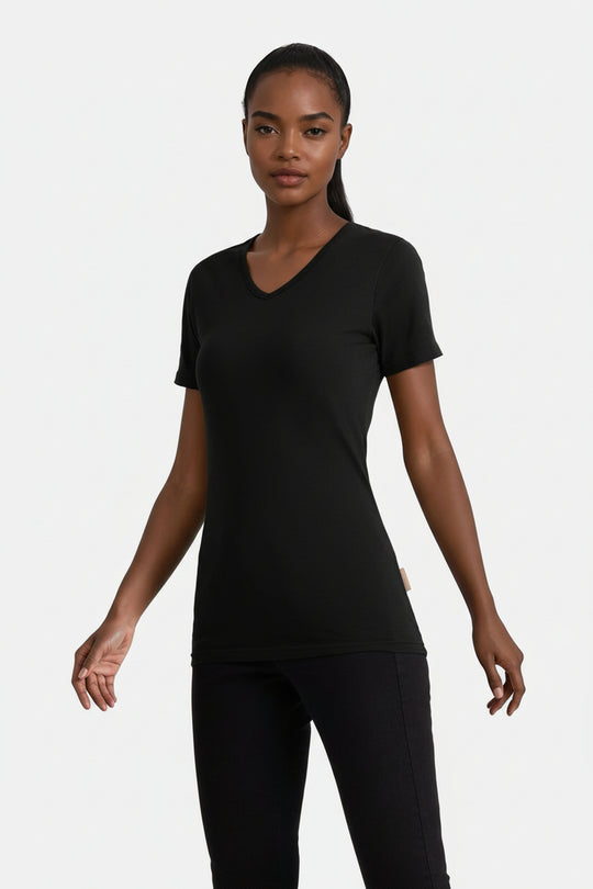 Naismallilla päällä musta lyhythihainen t-paita Image Wearin mallistosta. 