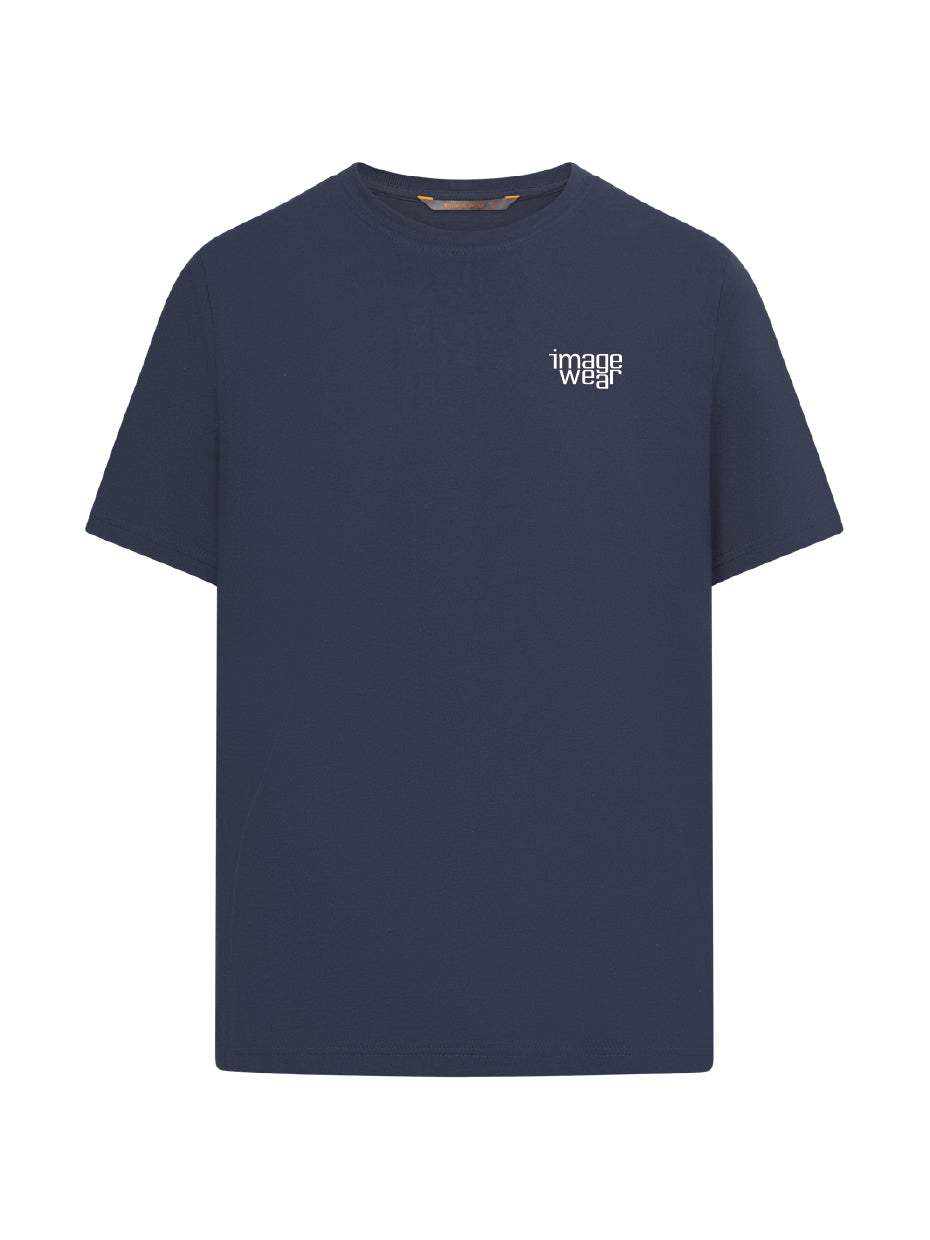 Kuva Image Wearin tummansinisestä T-paidasta, johon on esimerkkinä painettu Image Wearin yrityslogo valkoisella vasempaan rintaan.
