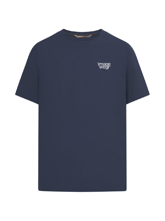 Kuva Image Wearin tummansinisestä T-paidasta, johon on esimerkkinä painettu Image Wearin yrityslogo valkoisella vasempaan rintaan.