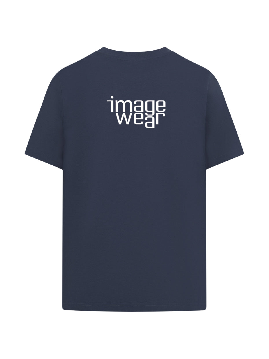 Kuva Image Wearin tummansinisestä T-paidasta, johon on esimerkkinä painettu Image Wearin yrityslogo valkoisella yläselkään.