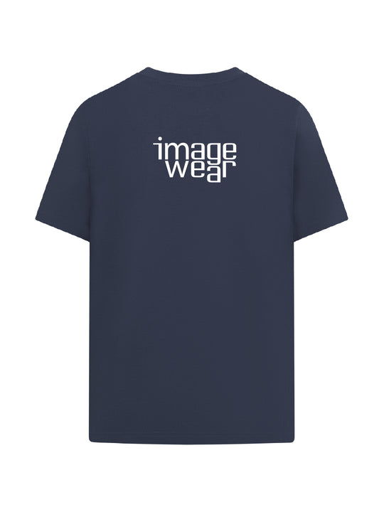 Kuva Image Wearin tummansinisestä T-paidasta, johon on esimerkkinä painettu Image Wearin yrityslogo valkoisella yläselkään.