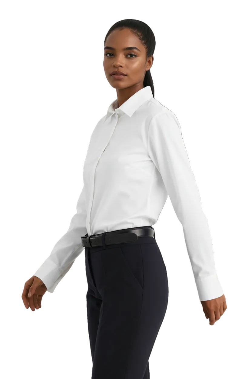 Kuvassa naismallilla valkoinen paitapusero pitkähihaisena sekä tummansiniset suorat housut ja nahkainen säädettävä vyö. Kaikki tuotteet Image Wearin mallistosta. 