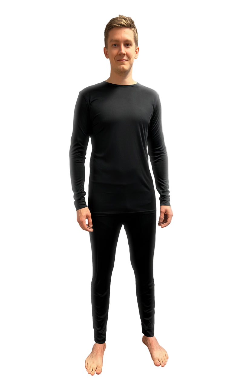 Miesmallilla kuvassa päällä musta tekninen alusasu. 