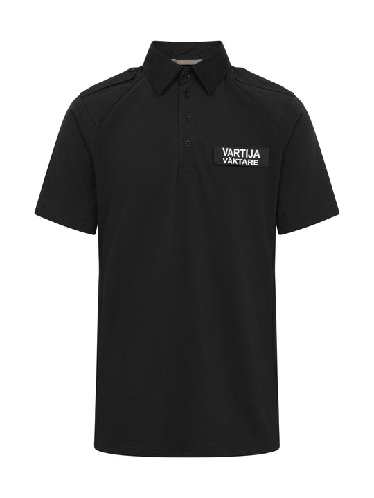 Image Wearin musta vartijan pikeepaita. Lyhyet raglanhihat. Olalla poletit. Rinnassa vartijan irtomerkki. 