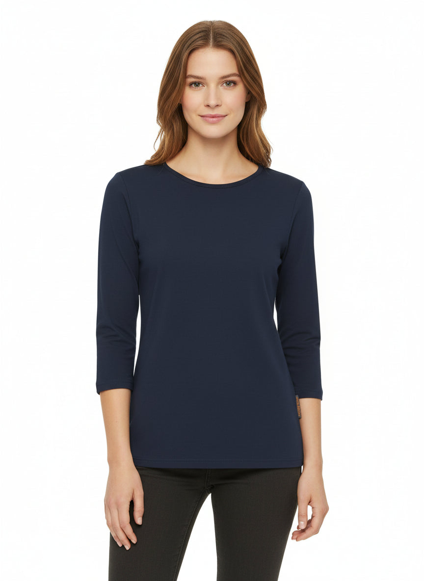 Tummansininen naisten trikoopaita 3/4-hihalla. Malli on aavistuksen tyköistuva ja siinä on venepääntie. Pituus lantiolle. 