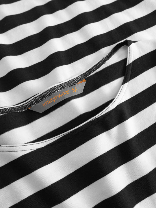 Yksityiskohtakuva mustavalkoraidallisen trikoopaidan pääntieltä.