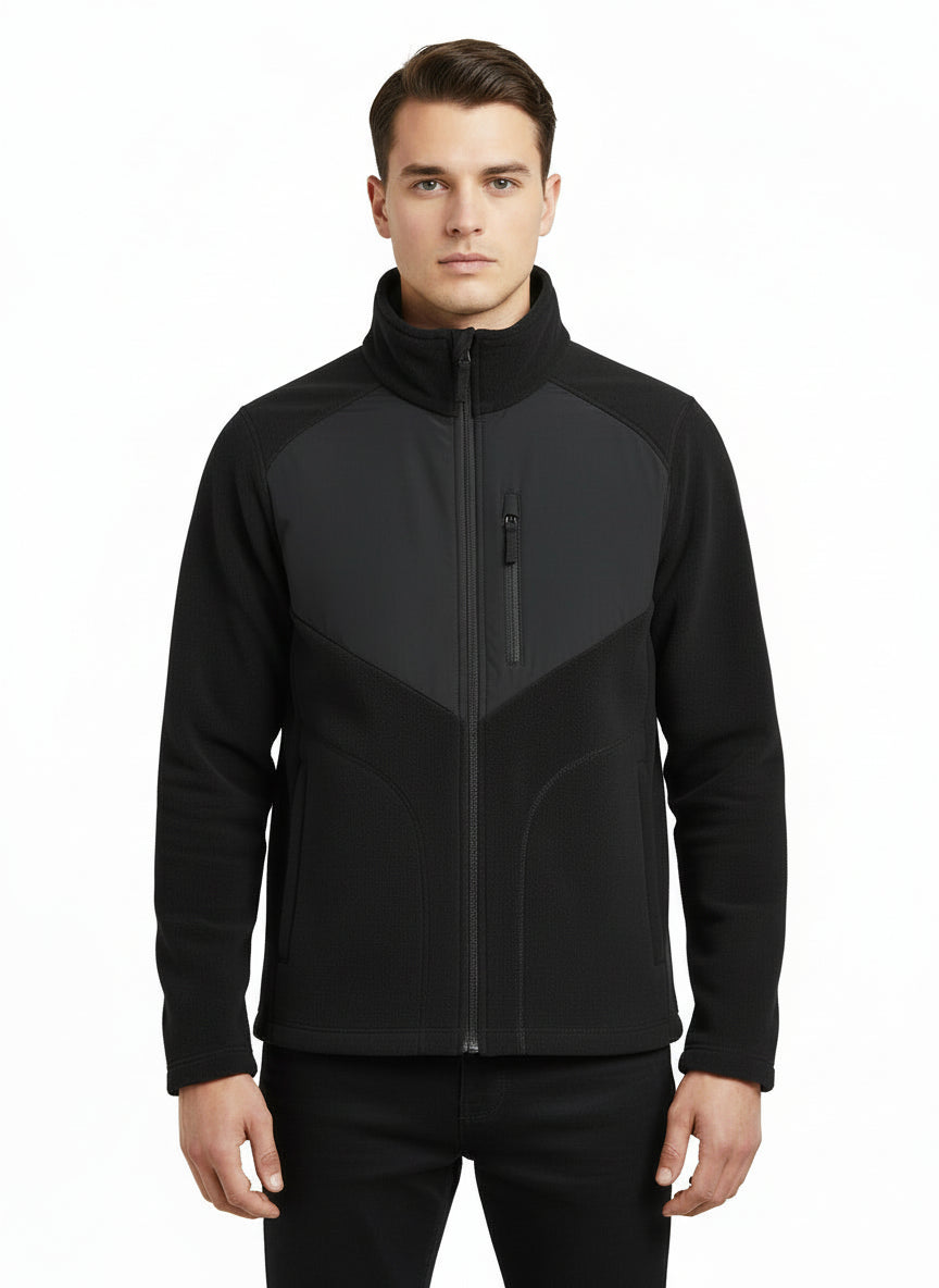 Miesmallilla on päällä musta unisex fleecetakki ja työfarkut Image Wearin mallistosta. 