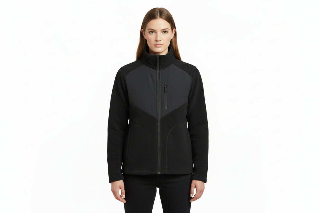 Kuvassa naismallilla musta Fleece takki ja farkut Image Wearin mallistosta. 