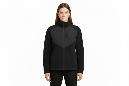 Kuvassa naismallilla musta Fleece takki ja farkut Image Wearin mallistosta. 