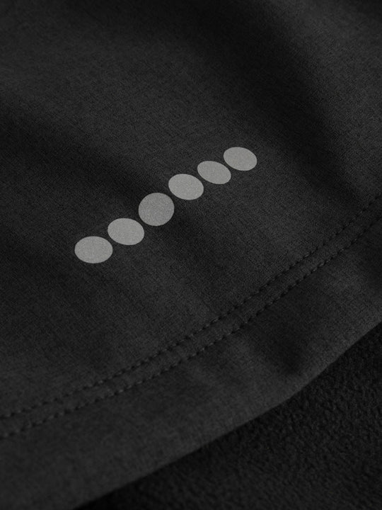 Yksityiskohtakuva softshell-takin heijastimesta. 