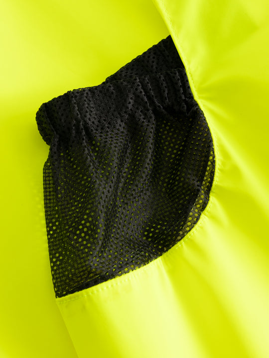 Yksityiskohtakuva keltaisten varoitussadehaalarien sivutaskusta.