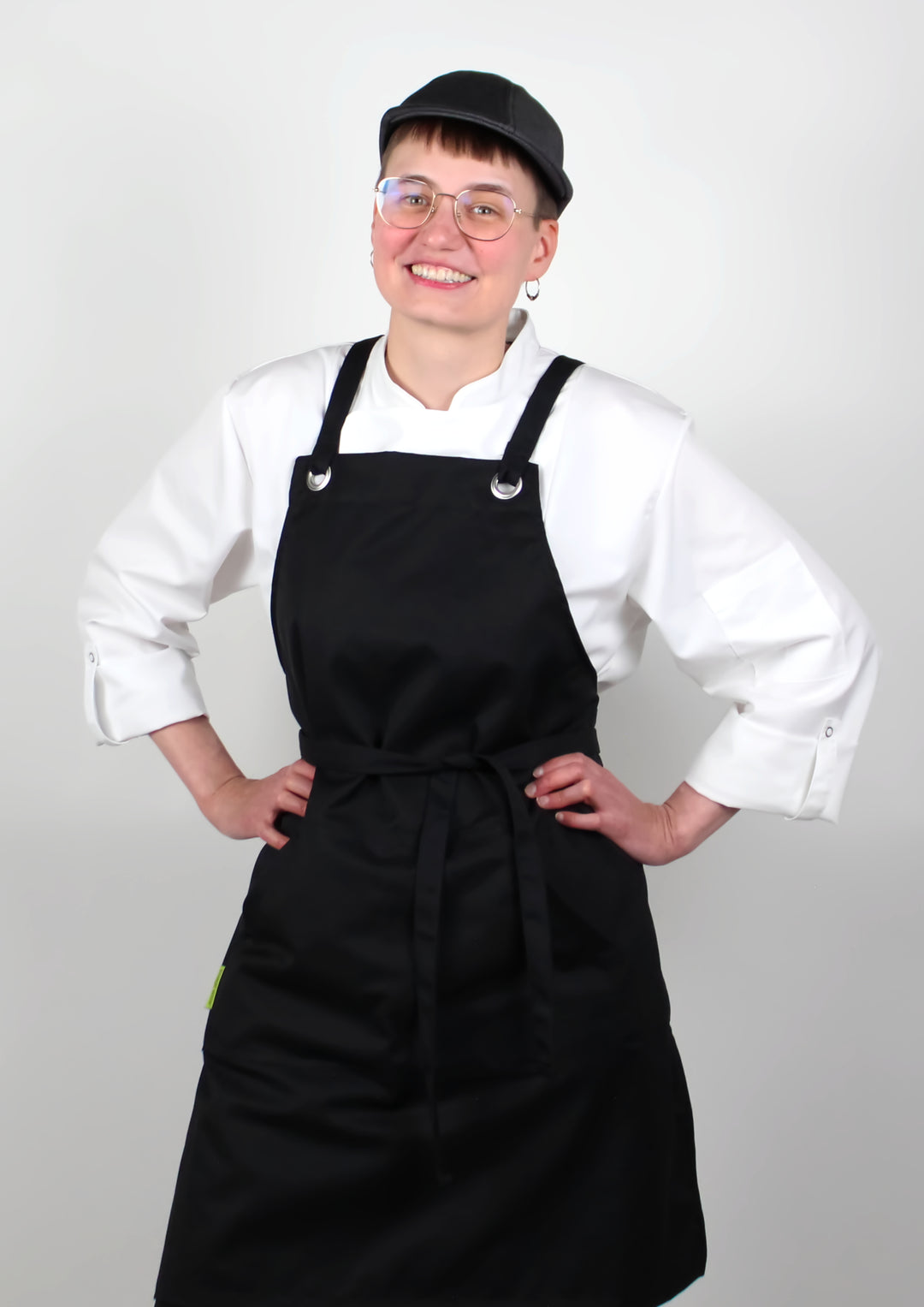 Kuvassa mallilla päällä Image Wearin musta kokkilätsä, valkoinen kokkitakki ja musta Ergofit-essu. 