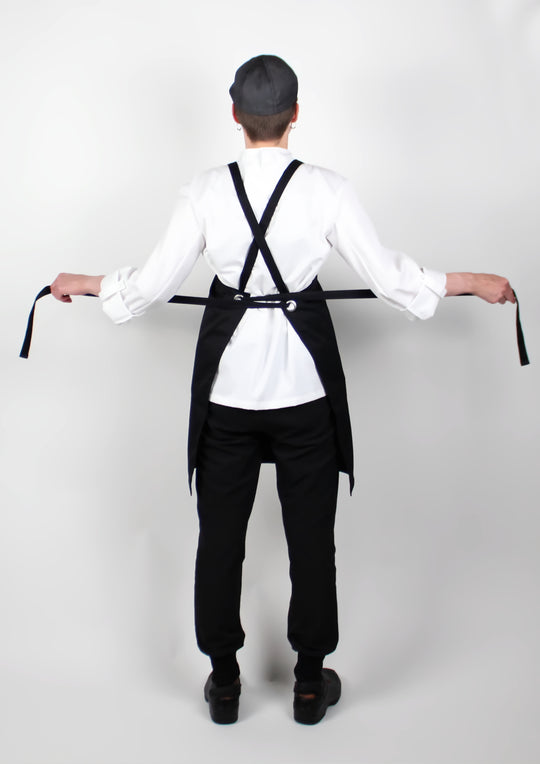 Kuvassa mallilla päällä Image Wearin musta kokkilätsä, valkoinen kokkitakki, musta Ergofit essu sekä musta Easy-malliston joustohousut resorilahkeilla. 