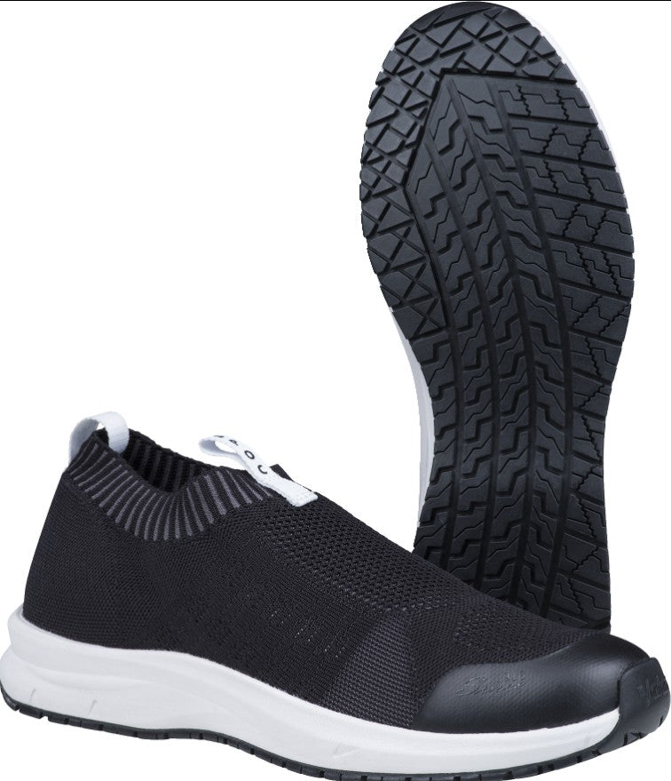 Kuvassa Jalaksen uudet mustat Spoc lenkkarit valkoisella pohjalla. 