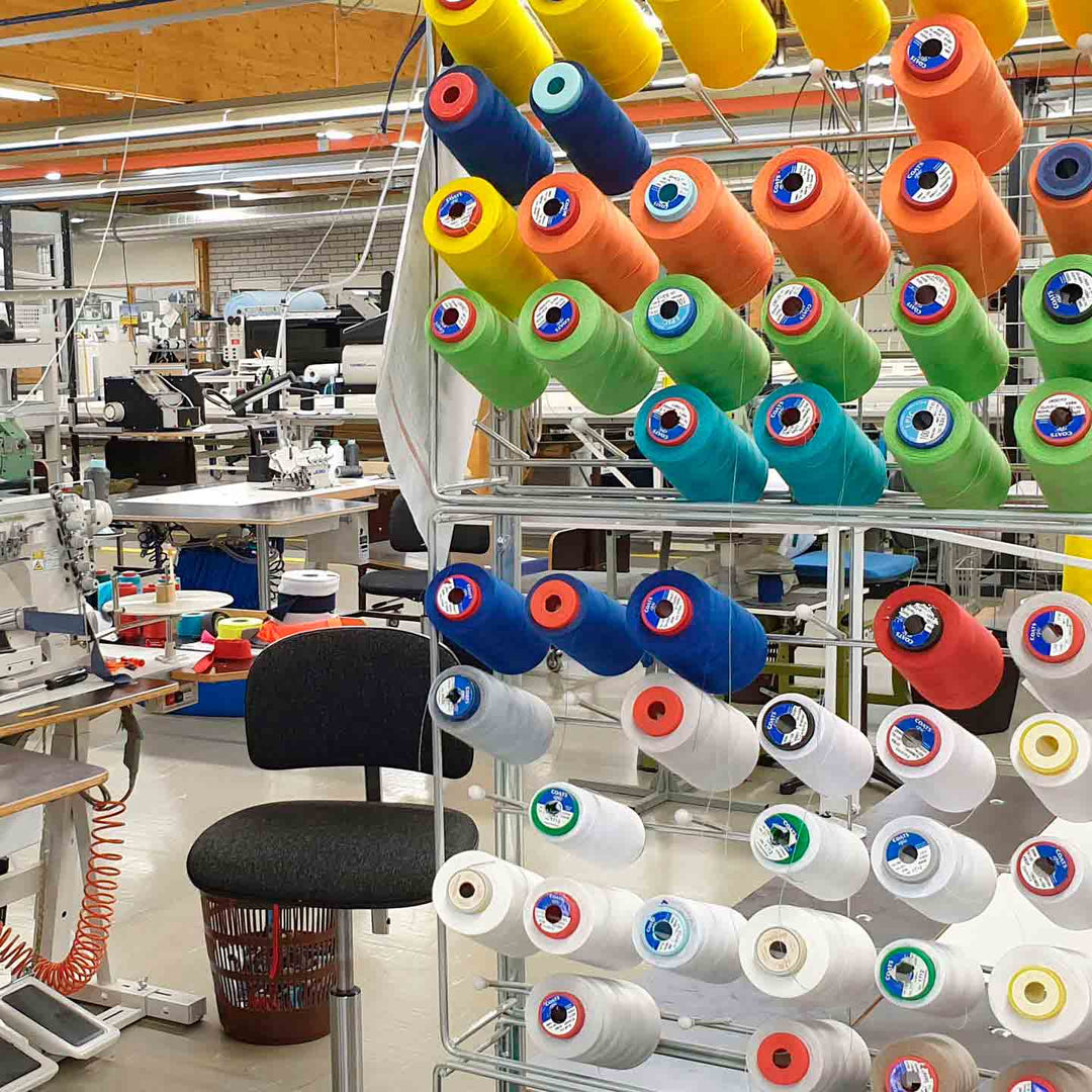 Image Wear Tampereen toimipisteen malliompelimossa löytyy ompelulankoja useissa eri väreissä.