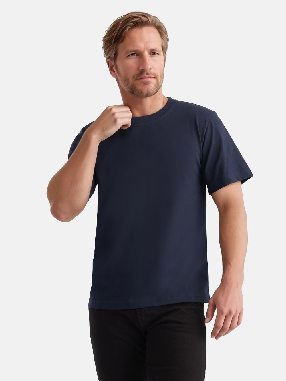 Kuvassa miesmallilla tummansininen unisex jenkki t-paita sekä mustat työfarkut. 