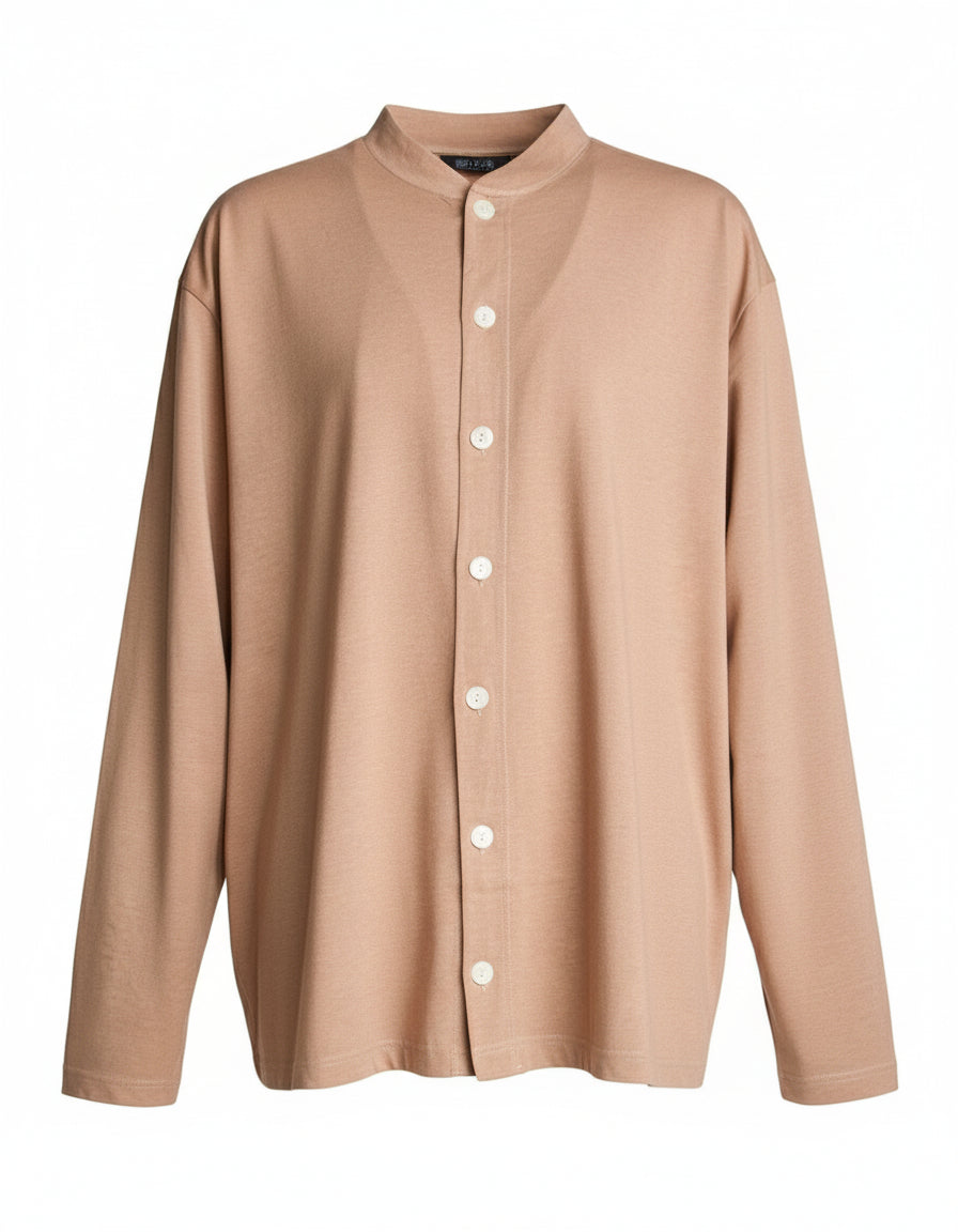 Vaaleanruskea pyjaman takki. Pitkät hiha, pieni pystykaulus, valkoiset napit edessä. Reilu mitoitus. 