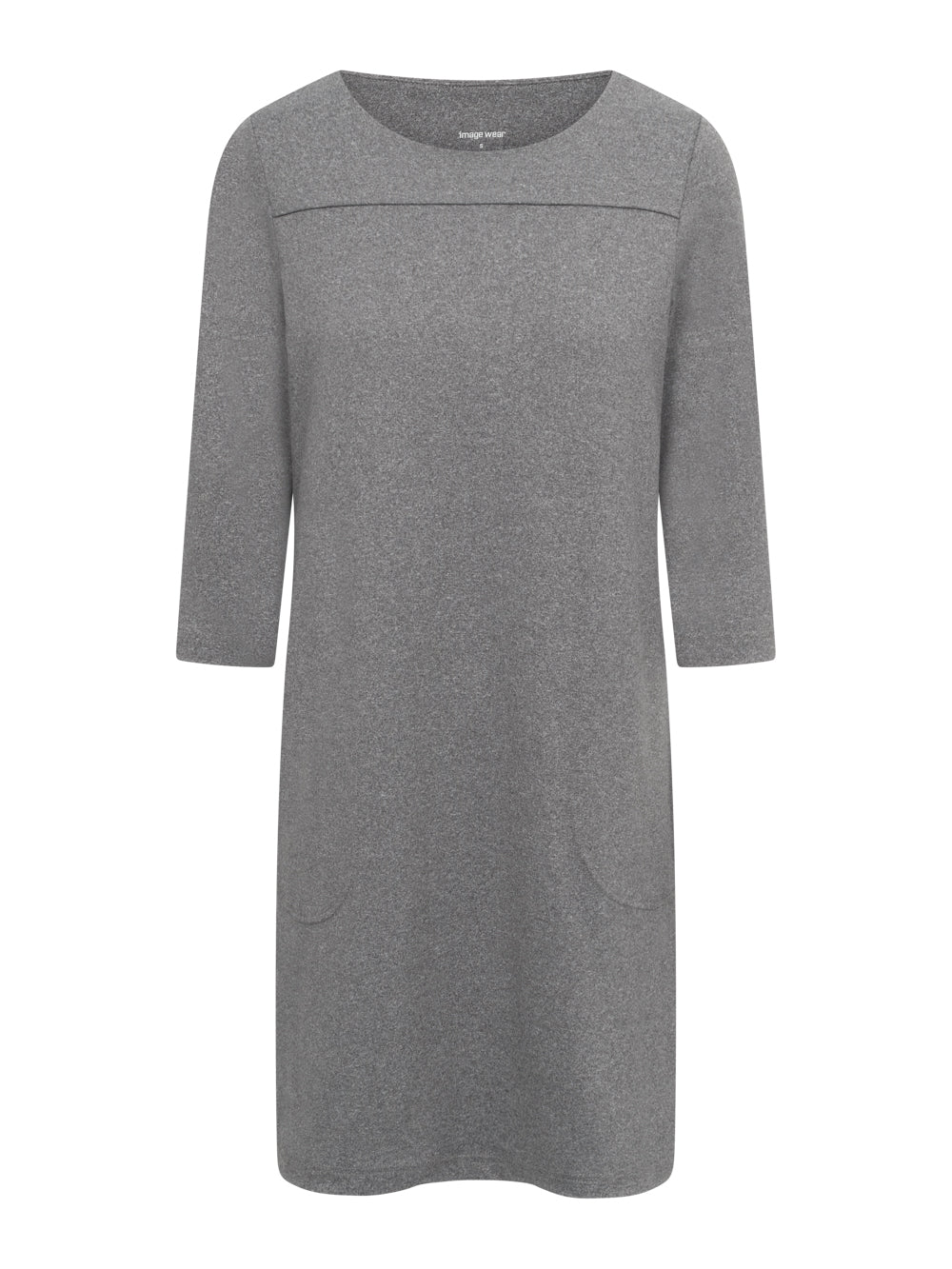 Meleerattu harmaa mekko softy-materiaalista. 3/4-hihat, pyöreä pääntie. Edessä kaarroke. Sivutaskut. 