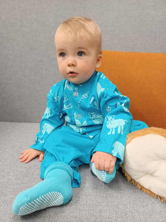 Hauska eläinkuviollinen turkoosi pyjamatakki lapsille. Paidassa on edessä nappikiinnitys.