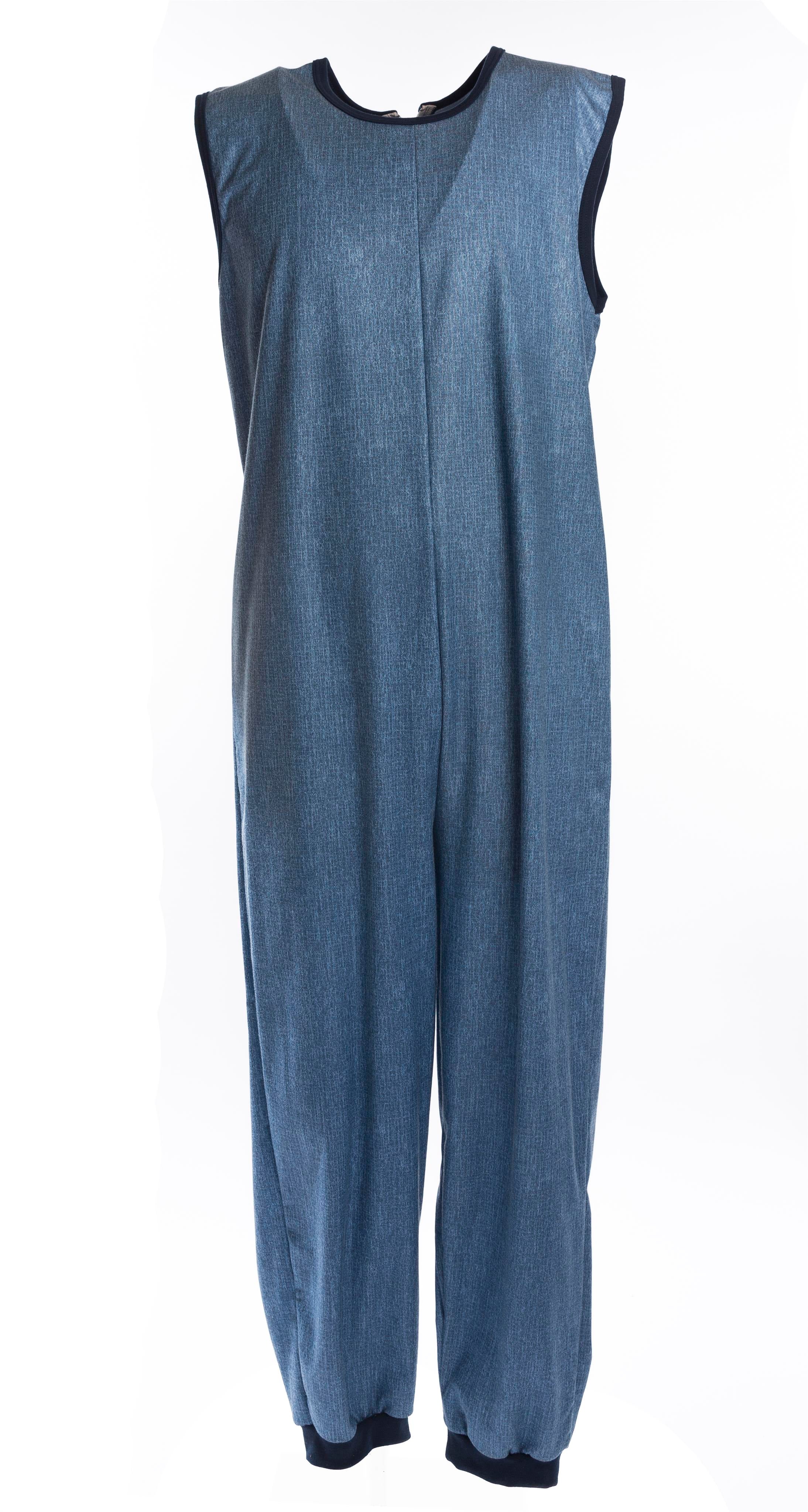 Meleeratun sinisen hygieniahaalarin selkäpuolella on polveen asti yltävä ja kestävä vetoketju, joka helpottaa pukemista ja vaipanvaihtoa. Lahkeissa resorit. O-pääntie.