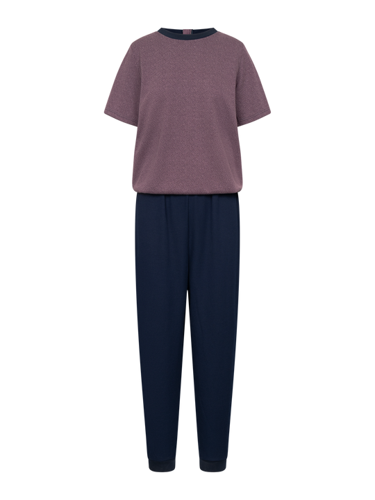 Hygieniahaalari, jossa tummansininen alaosa ja yläosa marjapuuron värinen. Lyhythihainen. 