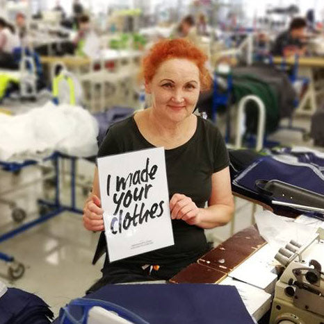 Image Wear Narvan tehtaan ompelija kuvassa vaatevallankumous lapun kanssa: I made your Clothes!