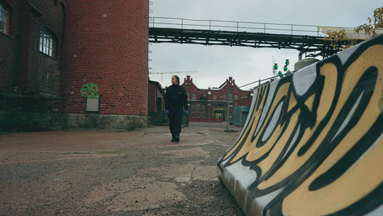 Sievin videolla naisvartijalla jalassa Sievin GT 25 turvajalkineet. 