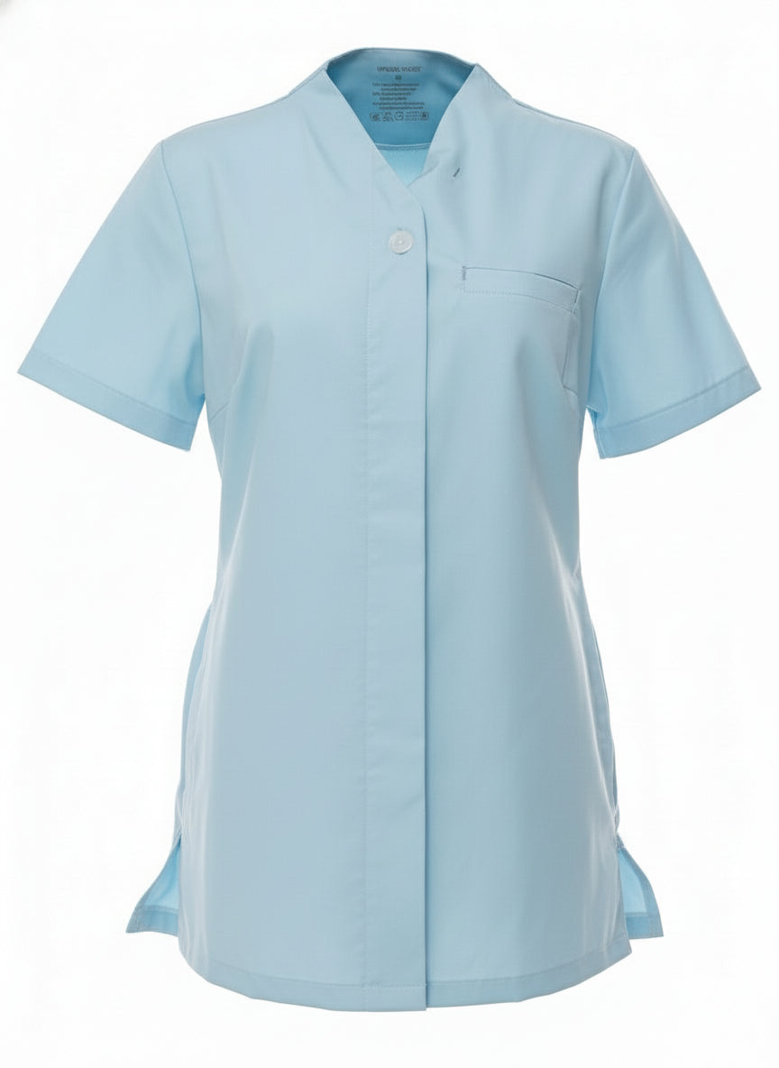 Image Wearin vaaleansininen naisten lyhythihainen jakku on tehty joustavasta Twill-kankaasta. Rintatasku ja reilun kokoiset alataskut. 