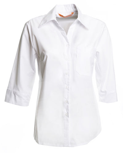 Valkoinen naisten 3/4-hihainen paitapusero, jossa rintamuotolaskokset. Rintatasku vasemmalla puolella, kynätaskupaikka. Napitus edessä, valkoiset napit.