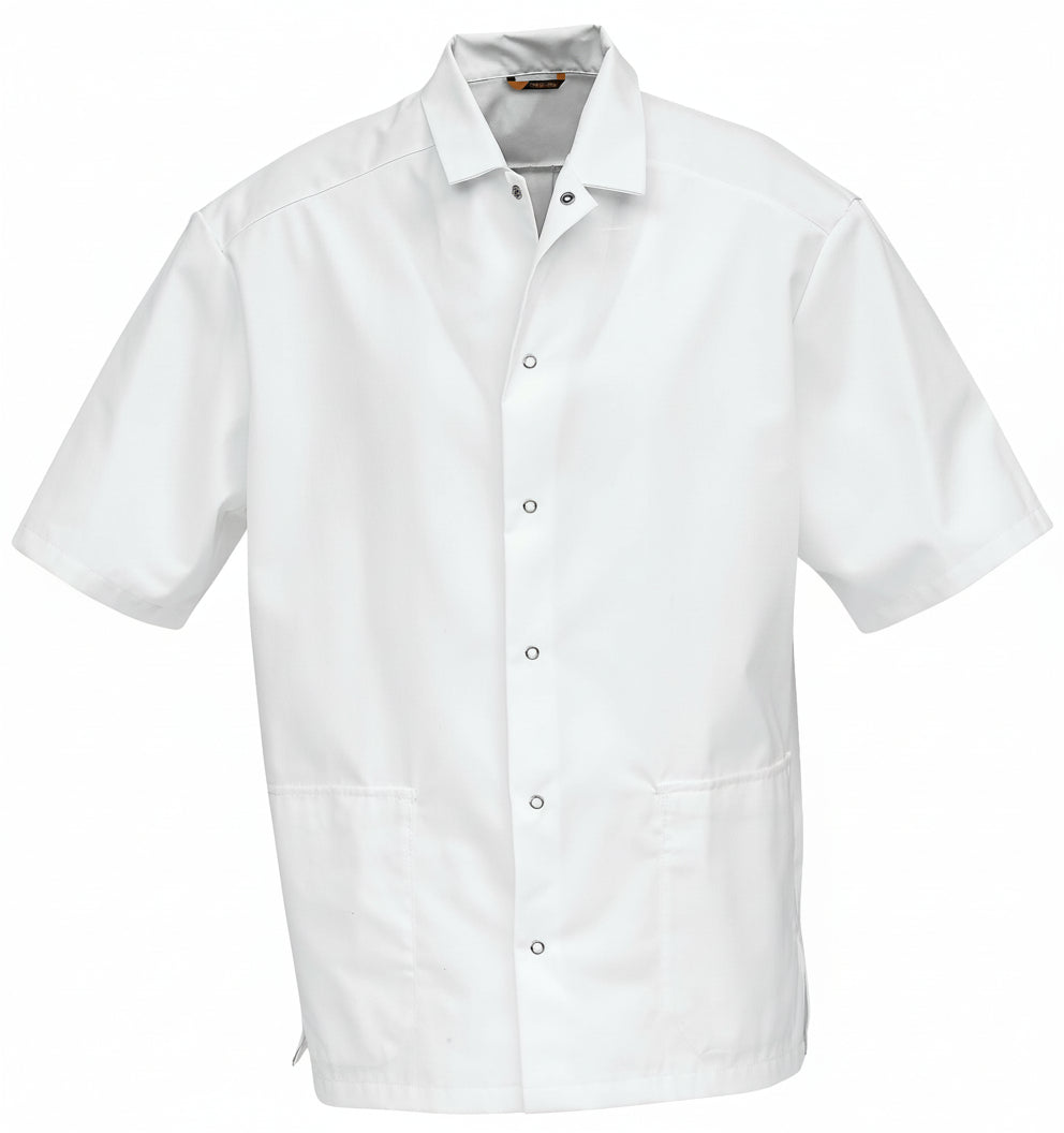 Valkoinen edestä napitettava työtakki, jossa on kaulus ja lyhyet hihat. Kaksi taskua edessä.