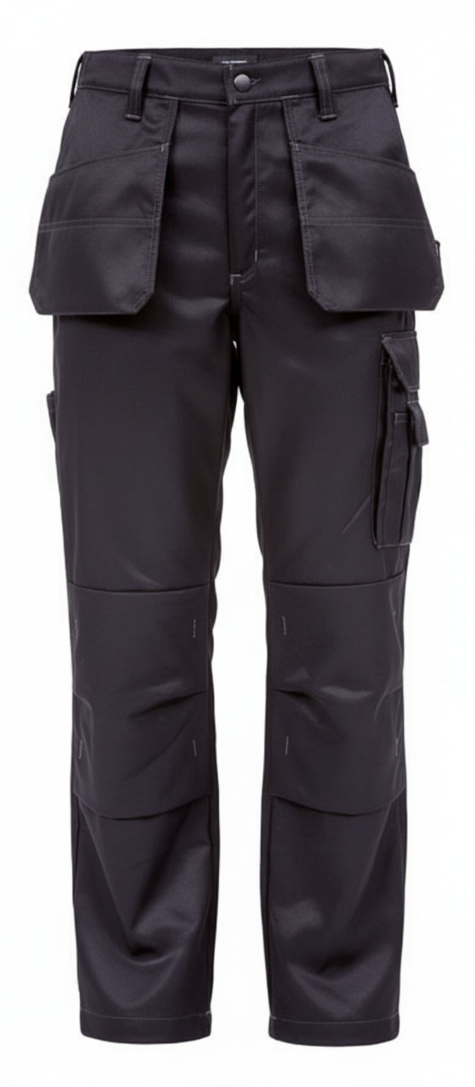 Mustat työhousut riipputaskuilla. Vyötärön sivuilla joustorypytykset. Vyölenkit. Tilavat, pohjasta vahvistetut riipputaskut edessä. Sivutaskut. Takana oikealla läpällinen takatasku. Henkilökorttitasku. Vasaralenkit. Vasemmassa reidessä läpällinen tasku, jonka päällä puhelin- ja kynätasku. Vahvistettu mittatasku oikealla. Alakautta täytettävät polvitaskut