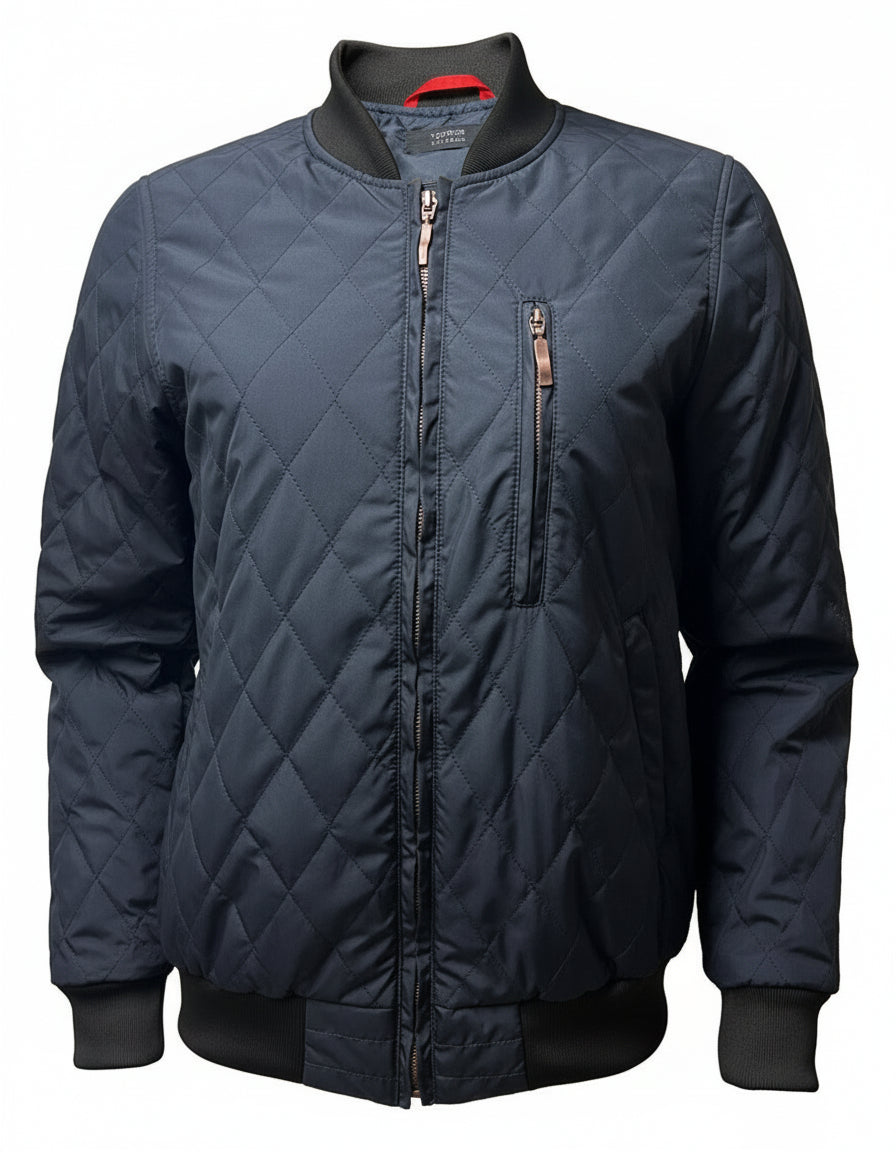 Naisten tummansininen kevyesti topattu, lämmin tikkitakki. Takissa on vetoketjullinen rintatasku sekä listataskut vetoketjuilla. Sisäpuolella on vetoketju- ja paikkatasku. Mukavat ja pehmeät resorit pääntiellä, hihansuissa ja lantiolla.