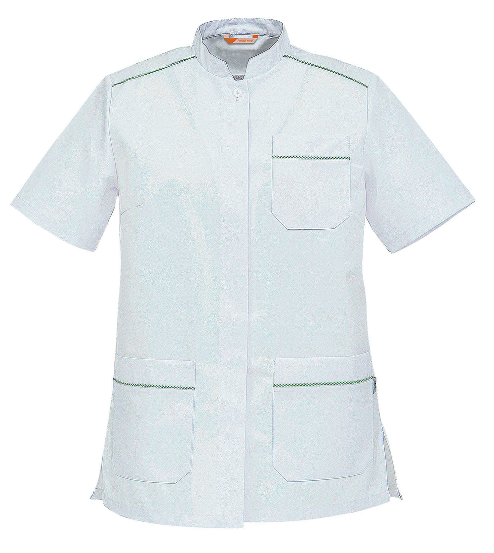 Naisten valkoinen korkean hygienian työtakki. Lyhyet hihat. Edessä 3 tasku. Taskun suissa ja olalla kapea vihreä koristeraita. Pieni pystykaulus. 
