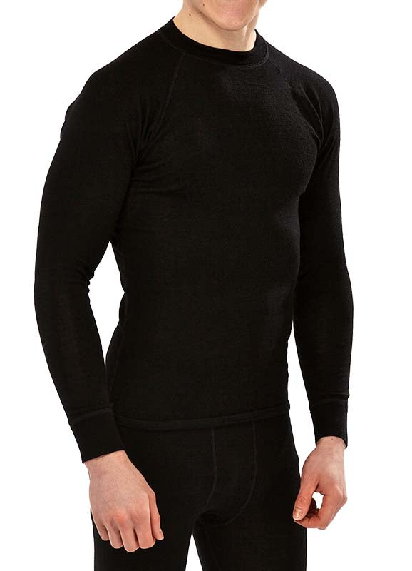 North Outdoorin musta 100 % merinovillainen 210 g/m² paita on lämmin, hengittävä ja kosteutta iholta tehokkaasti siirtävä. Paidan taso-ommellut saumat eivät hierrä ja paidan pidennetty takahelma estää kylmäsillan muodostumisen. Suomalainen mitoitus