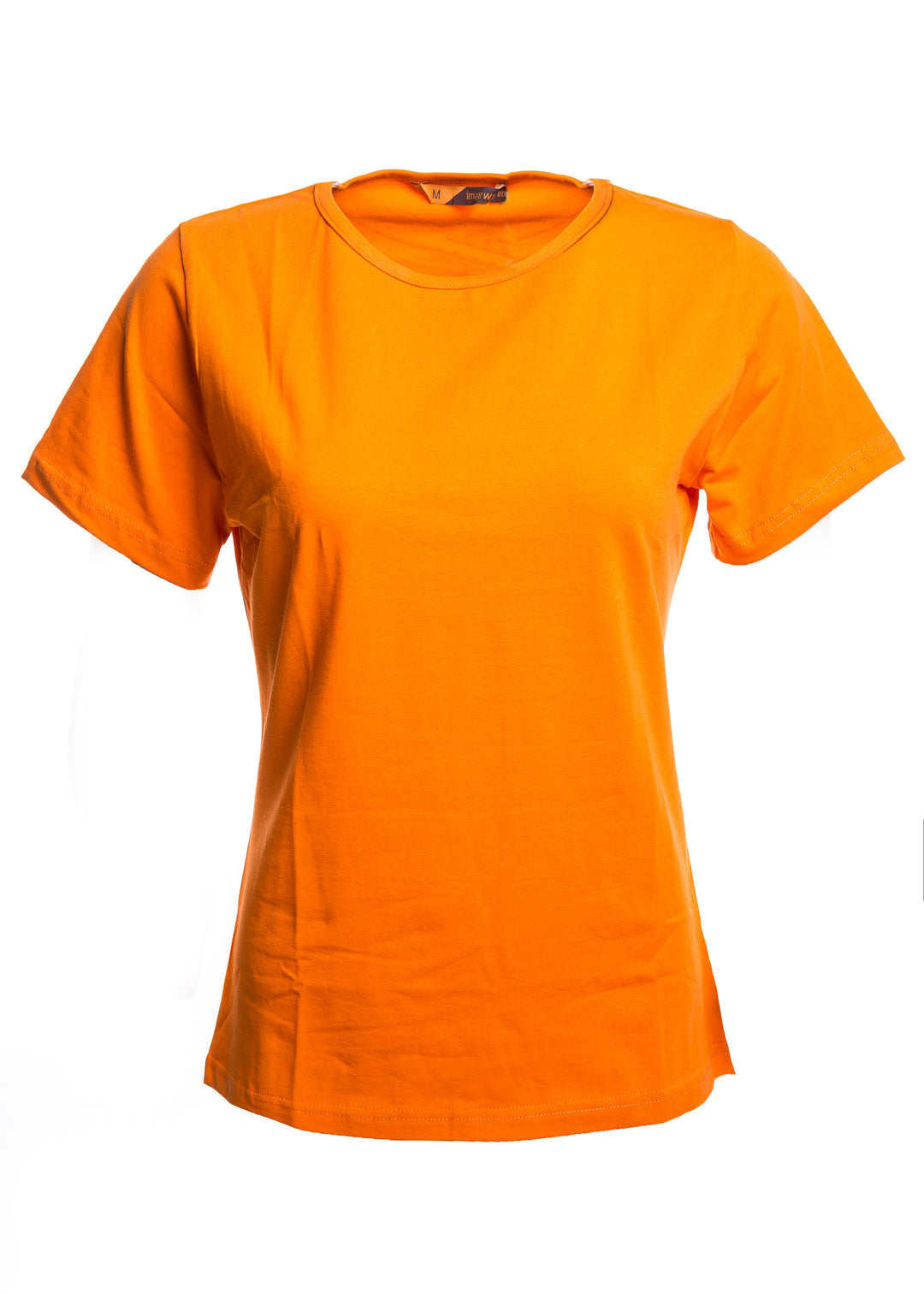 Naisten lyhythihainen oranssi T-paita o-pääntiellä. Malli on aavistuksen tyköistuva. 