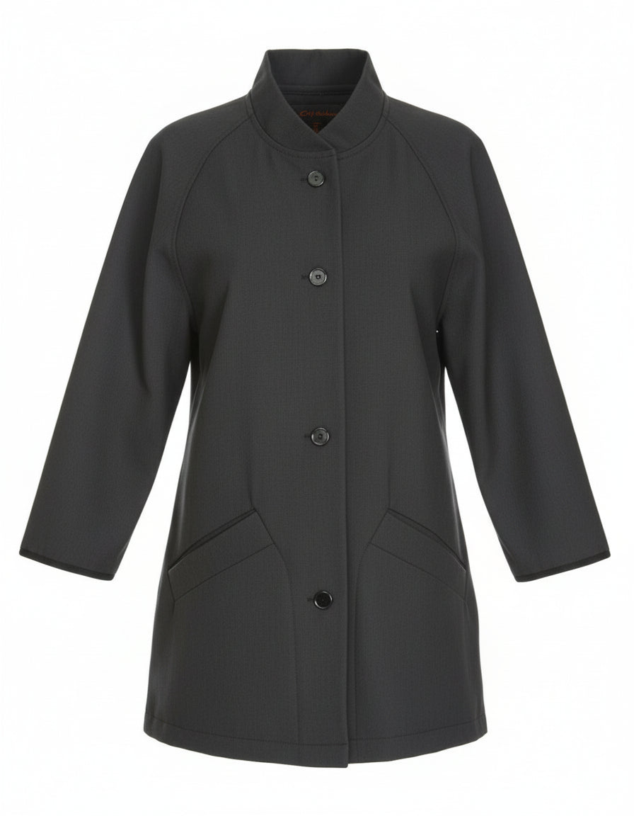 Meleeratun harmaassa VIRE-vilutakissa on suojaava pystykaulus ja ¾-pituiset hihat. Edessä reilunkokoiset taskut. Raglan-hihat ja sivuilla olevat halkiot parantavat käyttömukavuutta. Nappikiinnitys.