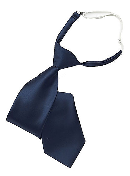 Valmiiksi solmittu tummansininen turvasolmio hakaskiinnityksellä. Solmiossa on solkiosa, joka katkeaa, jos solmio tarttuu kiinni. Pituus 50 cm. 